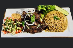 set of 4 pieces seasoned pork Braisé ,sprinkle with garlic, along with onions, cucumbers, serve with rice.  