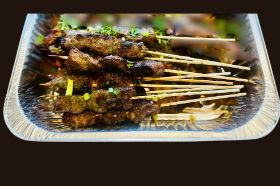 Seasoning 25 beef kebabs on the skewers